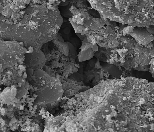 Activated carbon pellets under a scanning electron microscope (Photo: Mydriatic, CC BY-SA 3.0)